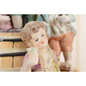 Rodzina Przy Beczce Wina - Figura z Porcelany Porcelana Postaciowa Prezent