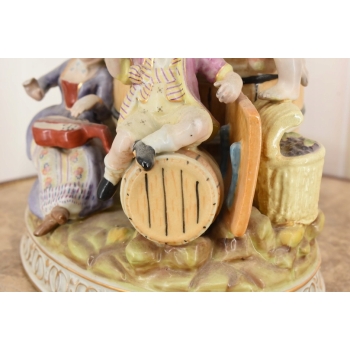 Rodzina Przy Beczce Wina - Figura z Porcelany Porcelana Postaciowa Prezent