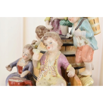 Rodzina Przy Beczce Wina - Figura z Porcelany Porcelana Postaciowa Prezent