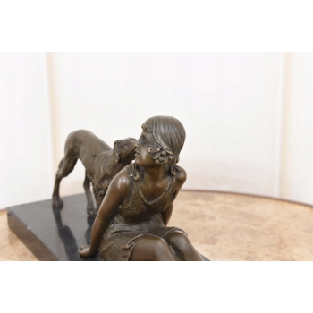Siedząca Dziewczyna z Psem Chartem - Figura z Brązu - Sygnowana
