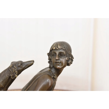 Siedząca Dziewczyna z Psem Chartem - Figura z Brązu - Sygnowana