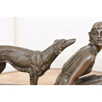 Siedząca Dziewczyna z Psem Chartem - Figura z Brązu - Sygnowana
