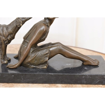 Siedząca Dziewczyna z Psem Chartem - Figura z Brązu - Sygnowana