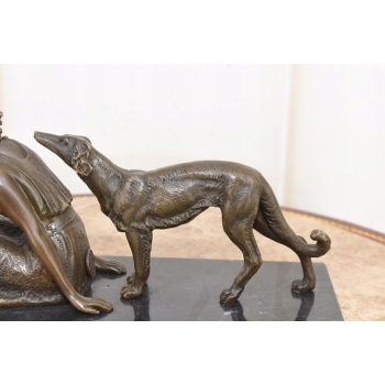 Siedząca Dziewczyna z Psem Chartem - Figura z Brązu - Sygnowana