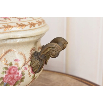 Porcelanowa Szkatuła - Bomboniera - Porcelana Okuta Brązem Różowe Kwiaty