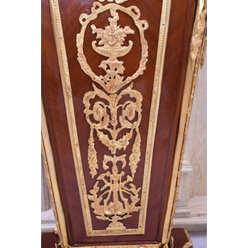 ZEGAR COKOŁOWY W STYLU LUDWIKA XVI, ZŁOCONY, WG JEAN-HENRIEGO RIESENERA