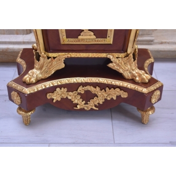 ZEGAR COKOŁOWY W STYLU LUDWIKA XVI, ZŁOCONY, WG JEAN-HENRIEGO RIESENERA