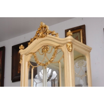 Złocona Witryna w Stylu Barokowym – Przeszklona, Bogato Rzeźbiona