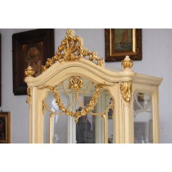 Złocona Witryna w Stylu Barokowym – Przeszklona, Bogato Rzeźbiona