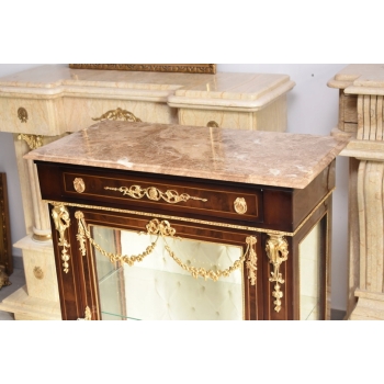 Przeszklona Witryna – Drewno, Złocone Okucia - Marmurowy Blat