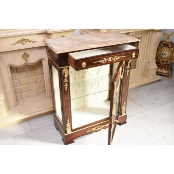 Przeszklona Witryna – Drewno, Złocone Okucia - Marmurowy Blat