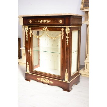 Przeszklona Witryna – Drewno, Złocone Okucia - Marmurowy Blat