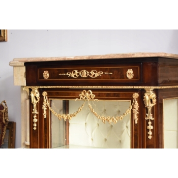 Przeszklona Witryna – Drewno, Złocone Okucia - Marmurowy Blat