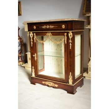 Przeszklona Witryna – Drewno, Złocone Okucia - Marmurowy Blat