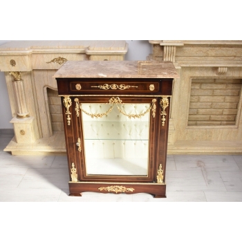 Przeszklona Witryna – Drewno, Złocone Okucia - Marmurowy Blat