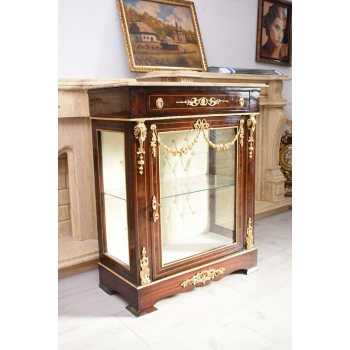 Przeszklona Witryna – Drewno, Złocone Okucia - Marmurowy Blat