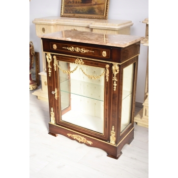 Przeszklona Witryna – Drewno, Złocone Okucia - Marmurowy Blat