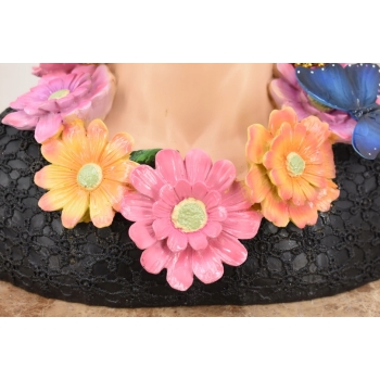 Dekoracyjna Figura Kobiety - Muza z Kwiatami - Kolorowa Rzeźba