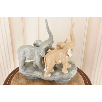 Porcelanowa Figura Stado Słoni - Trzy Słoniki - Rzeźba Porcelana Uszkodzona