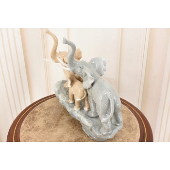 Porcelanowa Figura Stado Słoni - Trzy Słoniki - Rzeźba Porcelana Uszkodzona