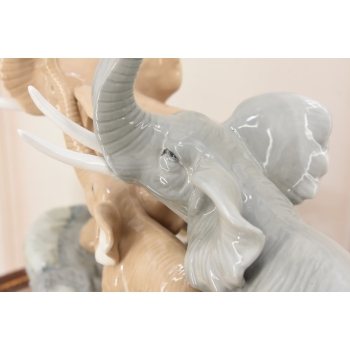 Porcelanowa Figura Stado Słoni - Trzy Słoniki - Rzeźba Porcelana Uszkodzona