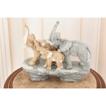 Porcelanowa Figura Stado Słoni - Trzy Słoniki - Rzeźba Porcelana Uszkodzona