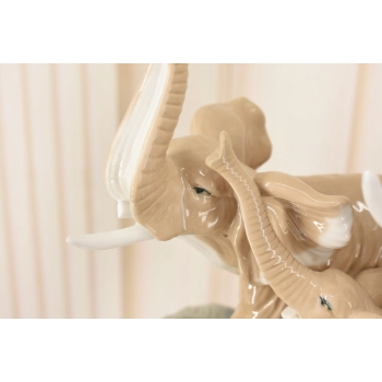 Porcelanowa Figura Stado Słoni - Trzy Słoniki - Rzeźba Porcelana Uszkodzona