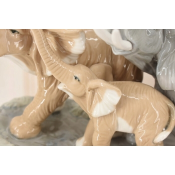 Porcelanowa Figura Stado Słoni - Trzy Słoniki - Rzeźba Porcelana Uszkodzona