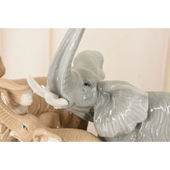 Porcelanowa Figura Stado Słoni - Trzy Słoniki - Rzeźba Porcelana Uszkodzona