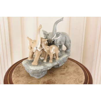 Porcelanowa Figura Stado Słoni - Trzy Słoniki - Rzeźba Porcelana Uszkodzona