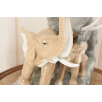 Porcelanowa Figura Stado Słoni - Trzy Słoniki - Rzeźba Porcelana Uszkodzona