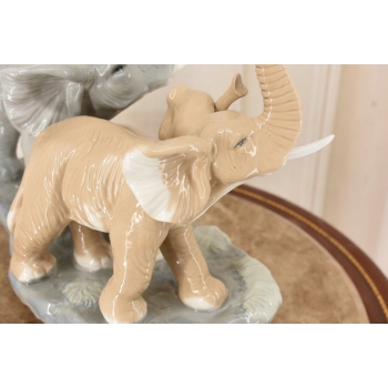 Porcelanowa Figura Stado Słoni - Trzy Słoniki - Rzeźba Porcelana Uszkodzona