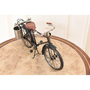 Metalowy Czarny Rower z Wiaderkami - Figurka Roweru - Zabawka Vintage