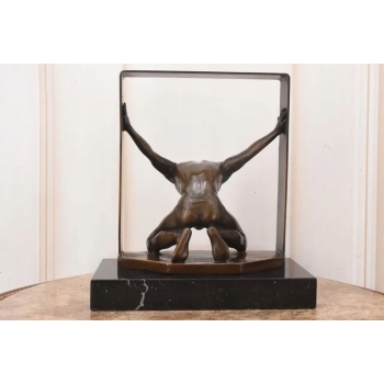 Nowoczesna Figura - Mężczyzna Uwięziony w Ramie - Rzeźba z Brązu - Ozdoba