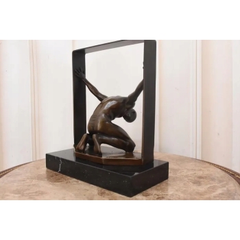 Nowoczesna Figura - Mężczyzna Uwięziony w Ramie - Rzeźba z Brązu - Ozdoba