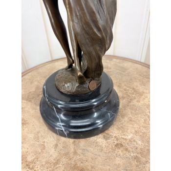 Wojowniczka z Mieczem – Figura z Brązu na Marmurowej Podstawie – 42 cm