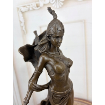 Wojowniczka z Mieczem – Figura z Brązu na Marmurowej Podstawie – 42 cm