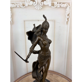 Wojowniczka z Mieczem – Figura z Brązu na Marmurowej Podstawie – 42 cm