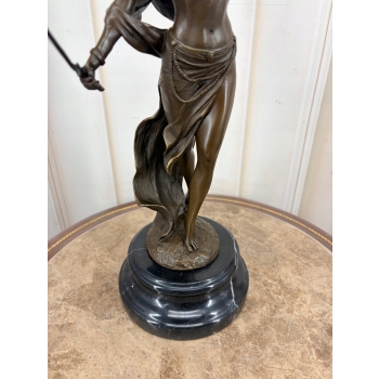 Wojowniczka z Mieczem – Figura z Brązu na Marmurowej Podstawie – 42 cm