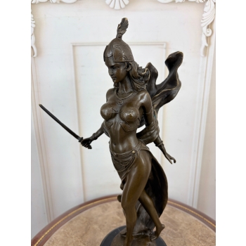 Wojowniczka z Mieczem – Figura z Brązu na Marmurowej Podstawie – 42 cm