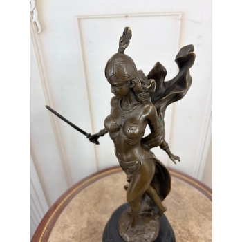 Wojowniczka z Mieczem – Figura z Brązu na Marmurowej Podstawie – 42 cm