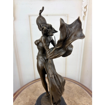 Wojowniczka z Mieczem – Figura z Brązu na Marmurowej Podstawie – 42 cm