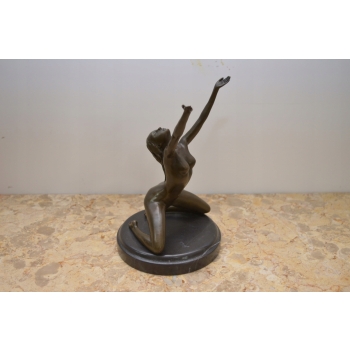 Akt Kobiety - figura z brązu - klęcząca kobieta